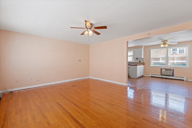 Building Photo - 2650 W Touhy.-2N