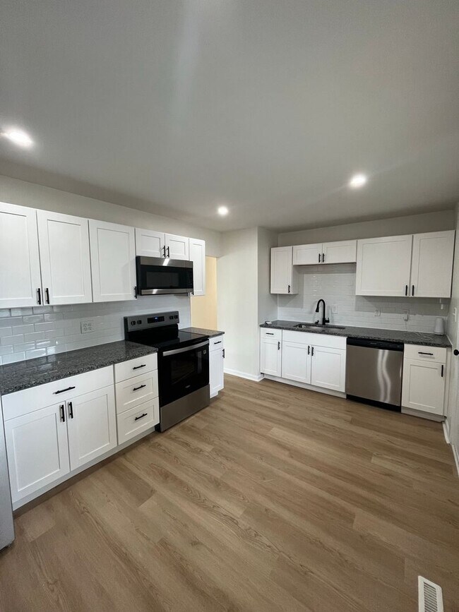 Building Photo - Newly Renovated 3-Bedroom Single Family Home