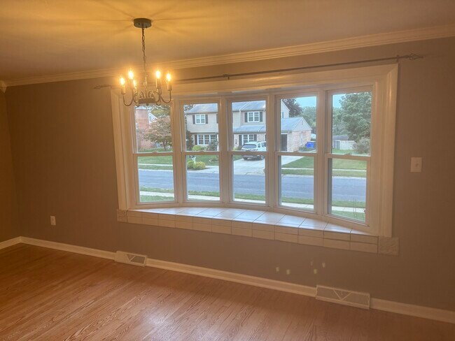 Building Photo - 290 Folkstone Way