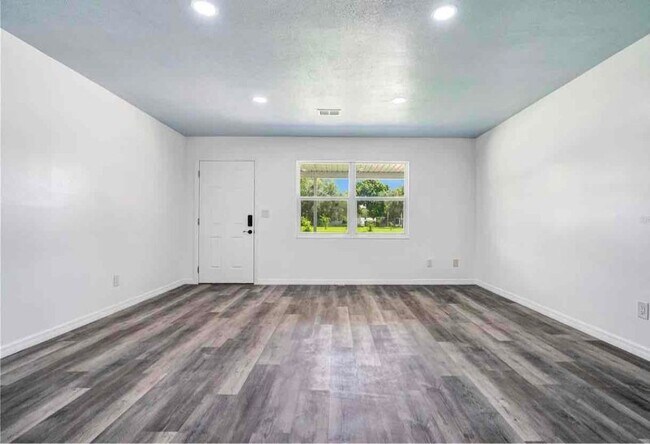 Building Photo - 616 5th St