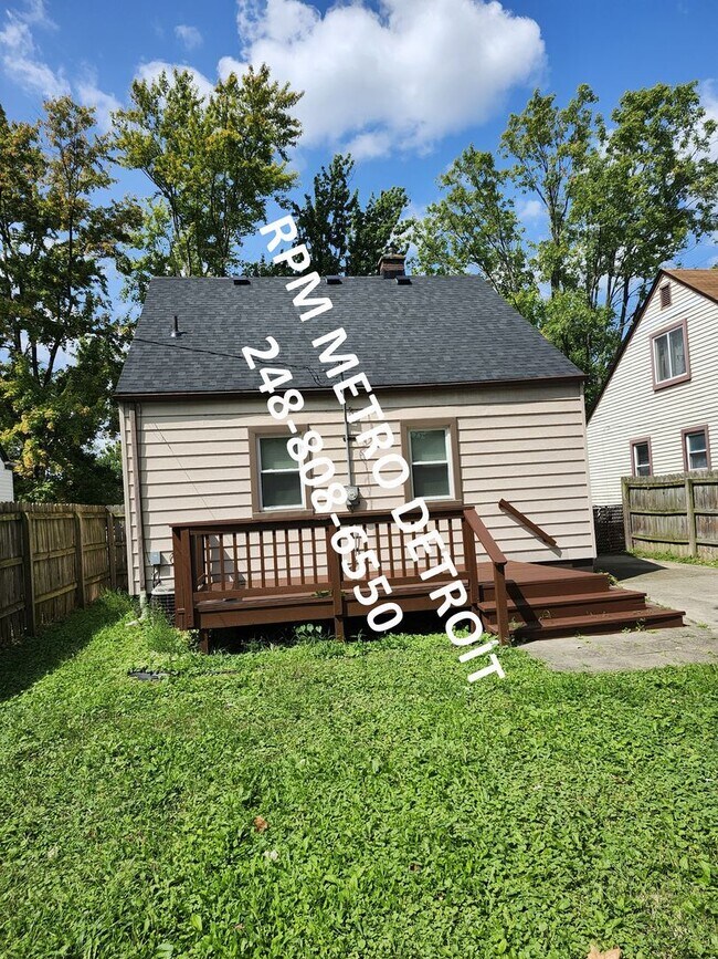 Building Photo - MOVE IN READY BUNGLOW IN BERKLEY
