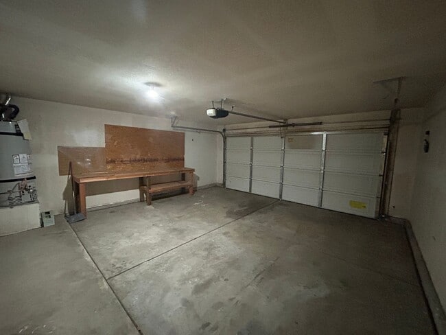 Building Photo - Large 5 Bedroom/2 Bathroom NW Bakersfield ...