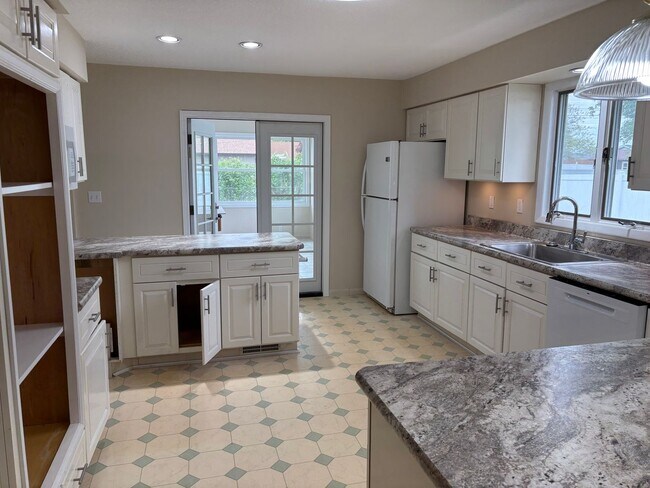 Building Photo - 3 Bedroom, 2.5 Bath Single Family Home w/2...