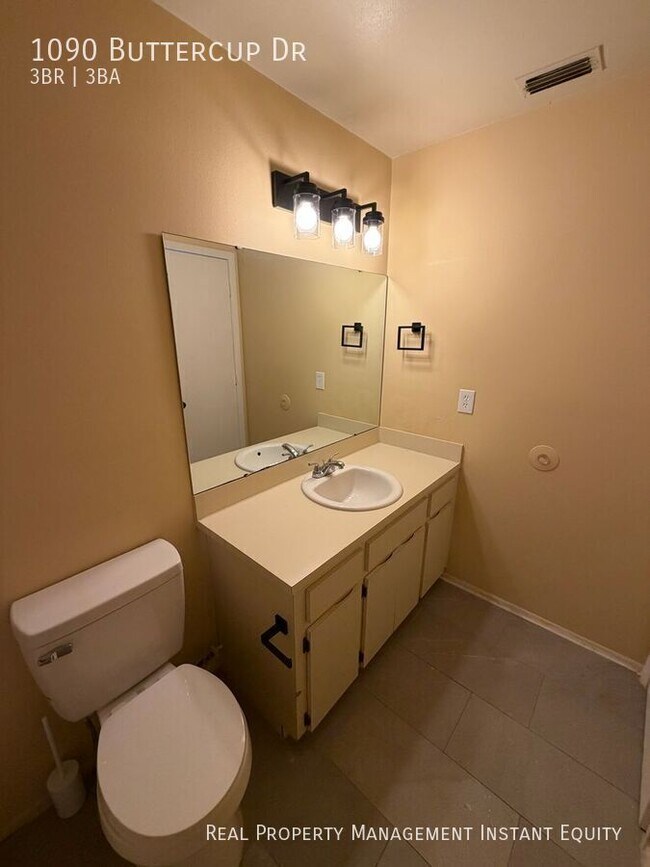 Building Photo - 1090 Buttercup Dr
