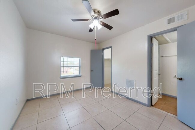 Building Photo - 1800 N Wayside Dr