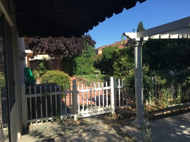 Building Photo - GORGEOUS CLOVIS UNIFIED 4 BEDROOM HOME!