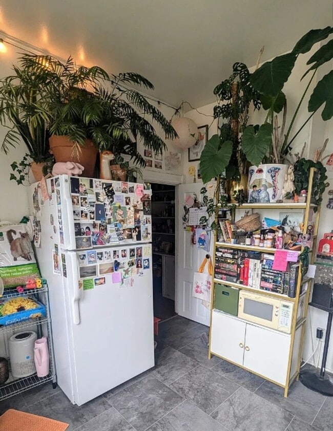 Building Photo - 1802 W 3rd St