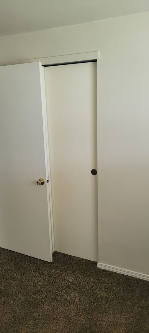 Building Photo - Cozy home on large lot w/fenced backyard