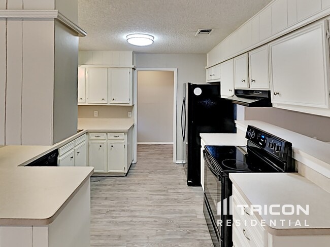 Building Photo - 9941 Farmington Dr