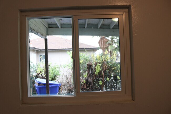 Building Photo - Beautifully Updated 3-Bedroom Home with Sp...