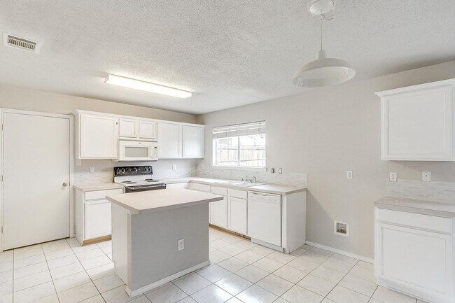 Building Photo - Ready for New Tenants- Large 3 bed, 2.5 bath in West Fort Worth- 76108