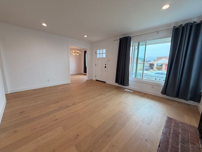 Building Photo - Spacious 4 Bedroom/2Bathroom Home in South San Francisco!