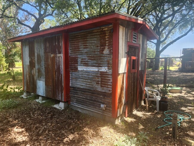 Building Photo - Beautiful 3 Bedroom/1 bathroom home with a...