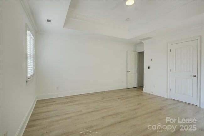 Building Photo - 448 N Summit Ave