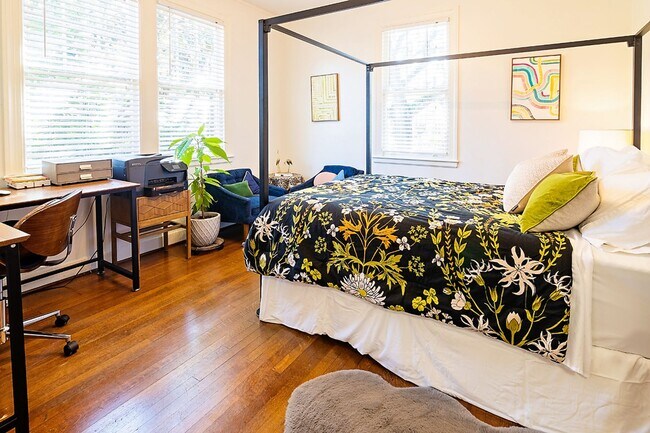 Building Photo - Bull St Bungalow