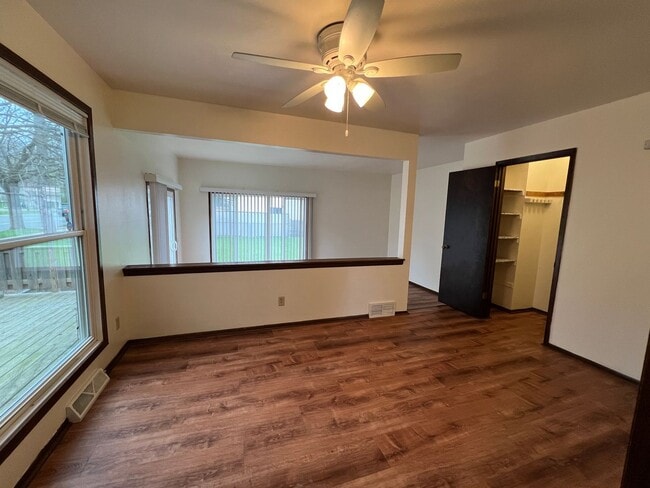 Building Photo - Easy commute to Downtown, West - 3 bedroom, 1.5 bath duplex with yard, garage