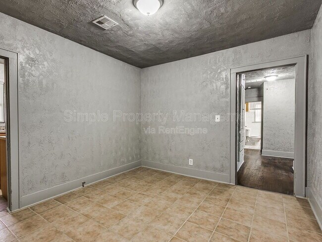 Building Photo - 2612 N Fonshill Ave