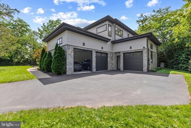 Building Photo - 1513 Oakview Dr