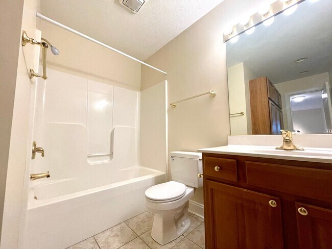 Building Photo - Spacious 4 Bedroom 2.5 Bath Home