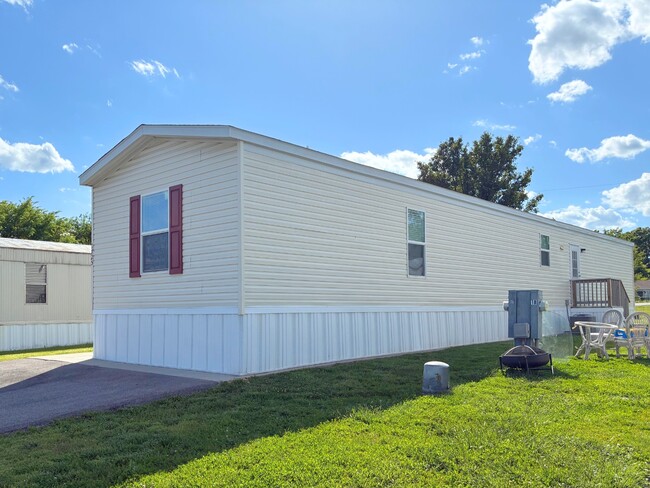 Building Photo - 1725 W Golden Cir