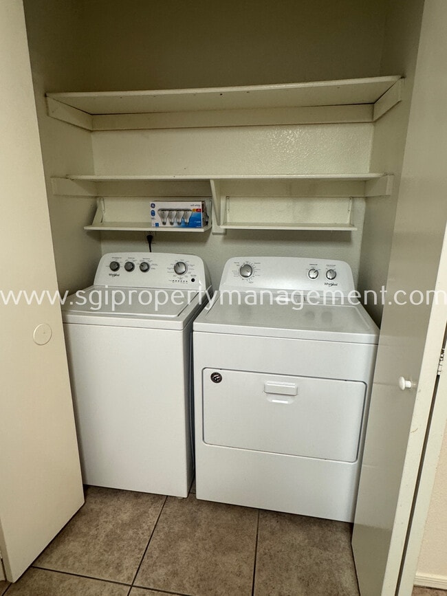 Building Photo - 1961 N Hartford St