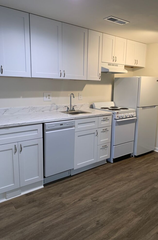 Building Photo - Renovated 1st Floor 1 Bedroom, 1 Bath Cond...