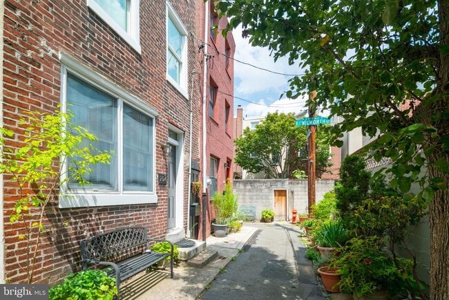 Building Photo - 704 S Darien St