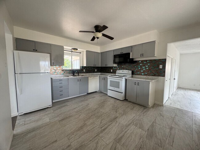 Building Photo - 1002 Av. Manana