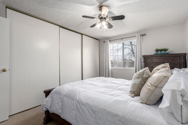 Building Photo - Beautiful 2 Bedroom Condo Across from Aurora Medical Center