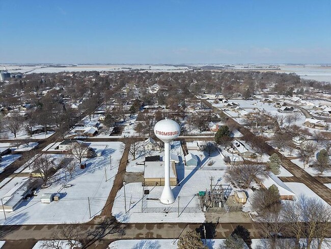 Building Photo - 705 E 9th St