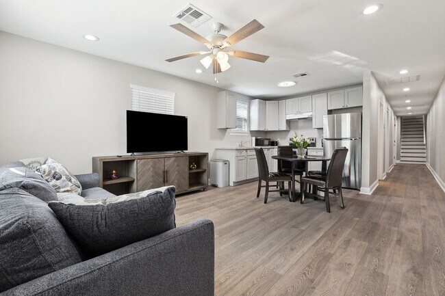 Building Photo - Charming 3BR Duplex in New Orleans