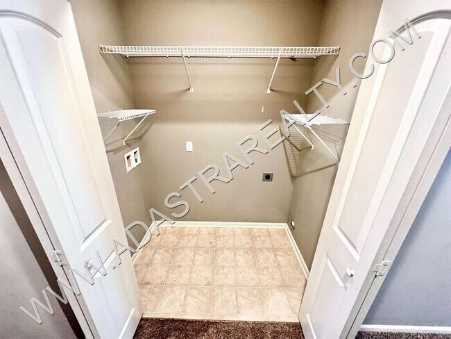 Building Photo - Beautiful and Spacious Olathe Townhome-Available in AUGUST!!!