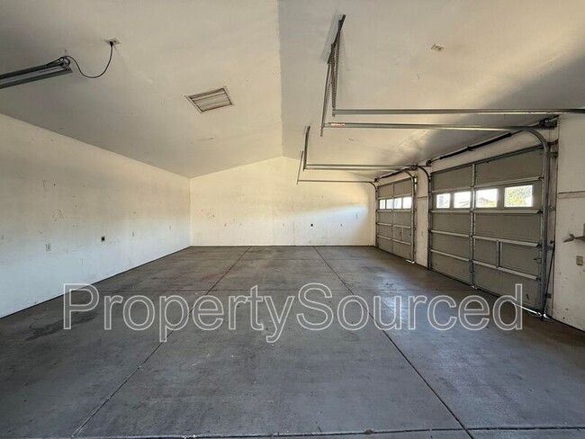 Building Photo - 524 E Krell Ln