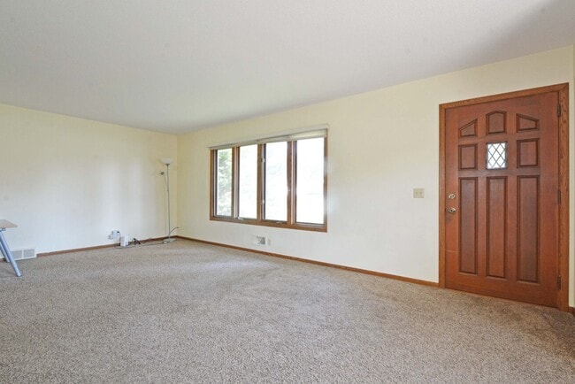Building Photo - Spacious 3 bed, 2 bath rental in Bloomingt...