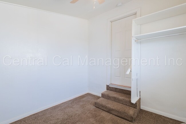Building Photo - 2 Bedroom/1 Bath Home - $1250 per month!