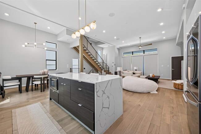Building Photo - 607 Memorial Heights Dr