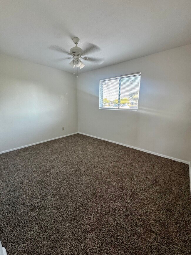 Building Photo - FOR RENT