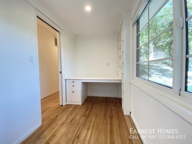 Building Photo - 2736 Hollyridge Dr