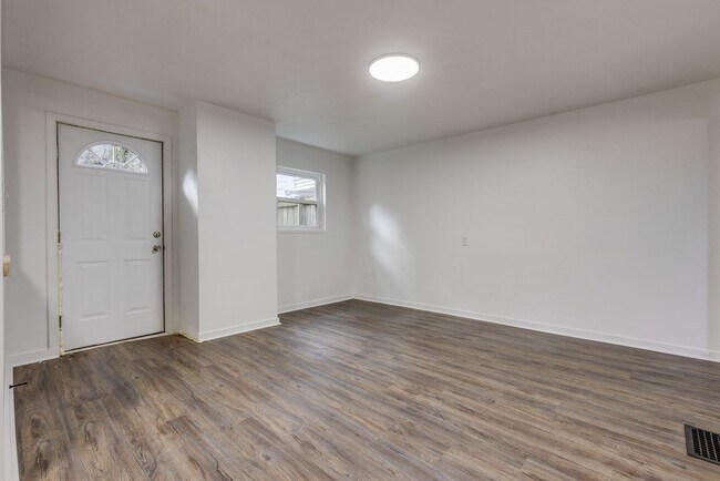 Building Photo - Available August 2026 - Fully Renovated 2 Bedroom in AMAZING Location!!