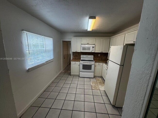 Building Photo - 1354 SW 26th Ave