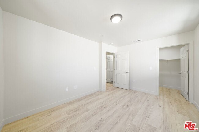Building Photo - 737 E 82nd St