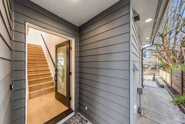 Building Photo - 305 18th Ave