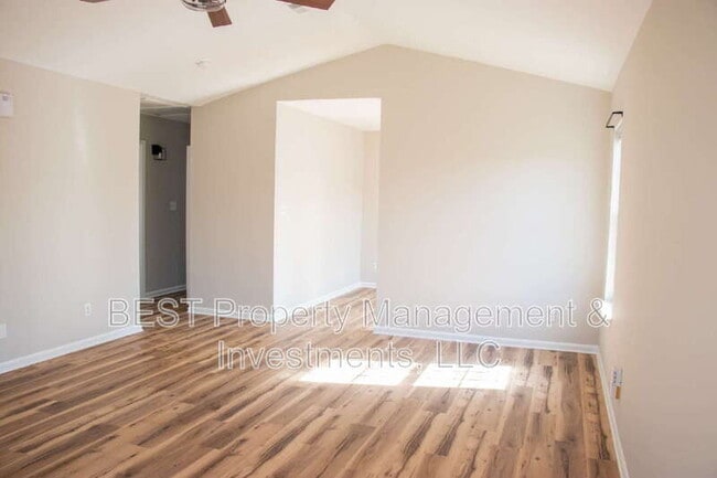 Building Photo - 3225 Lasalle St