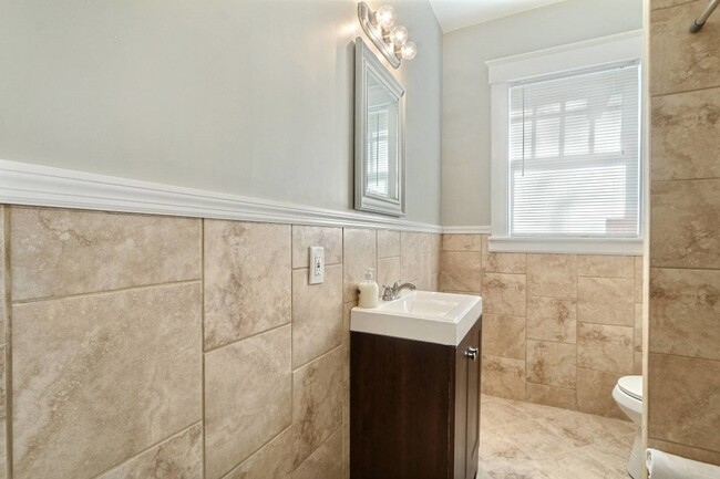 Building Photo - Large Downtown 3BR/2BA House For Rent Walk...