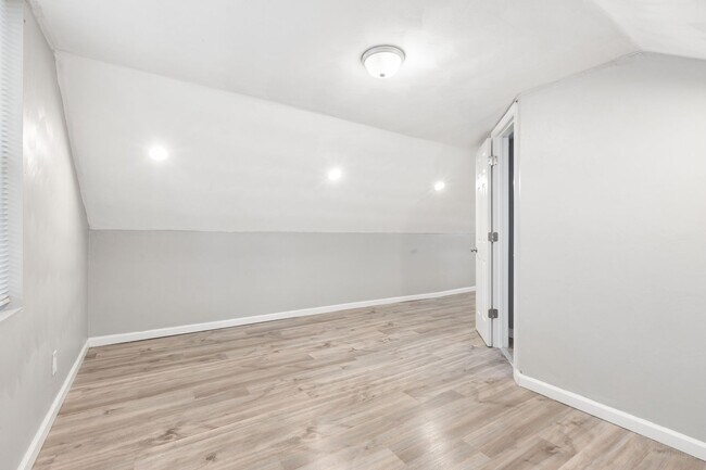 Building Photo - Move In Ready Norfolk Home!!
