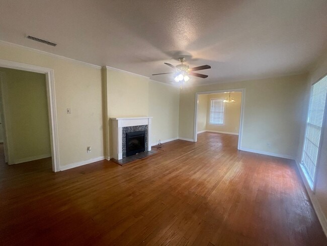 Building Photo - Spacious Inside & Out!