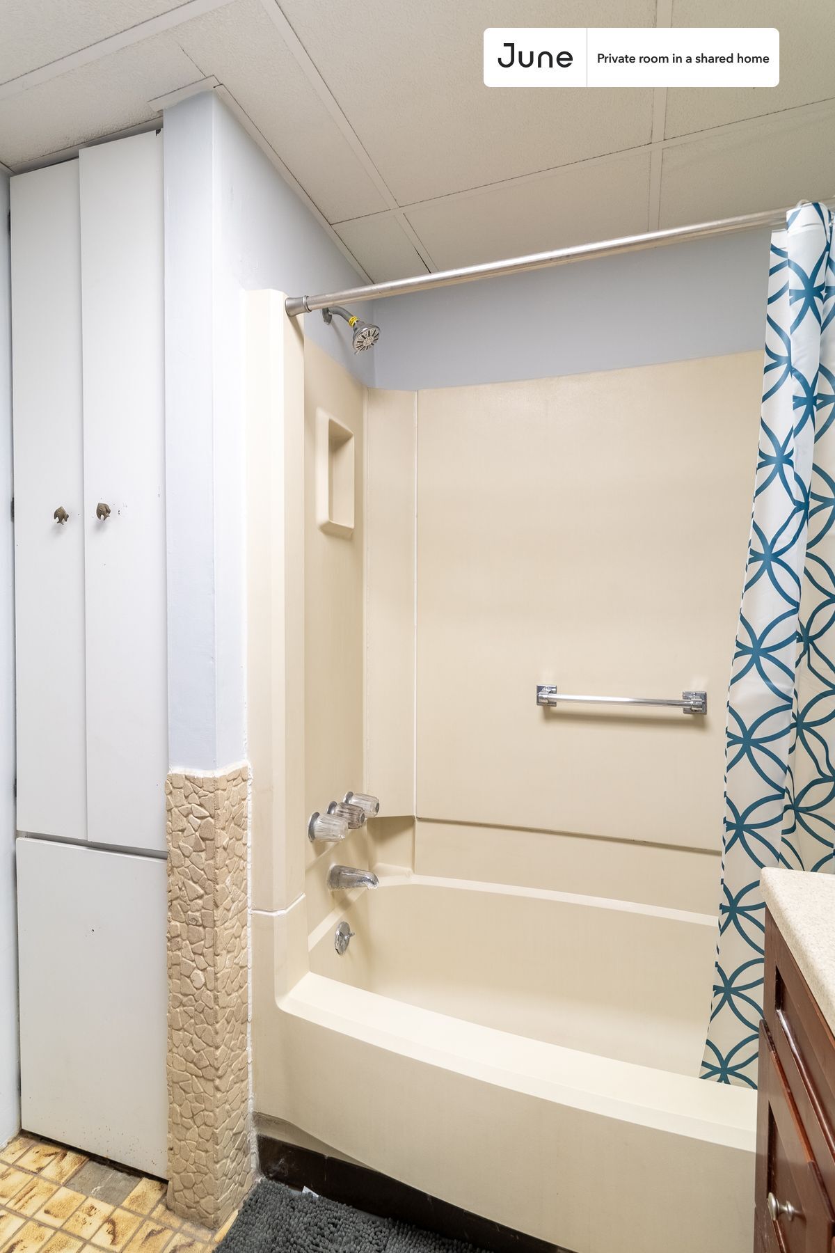 Building Photo - Room in Shared 3 bed/1 bath home