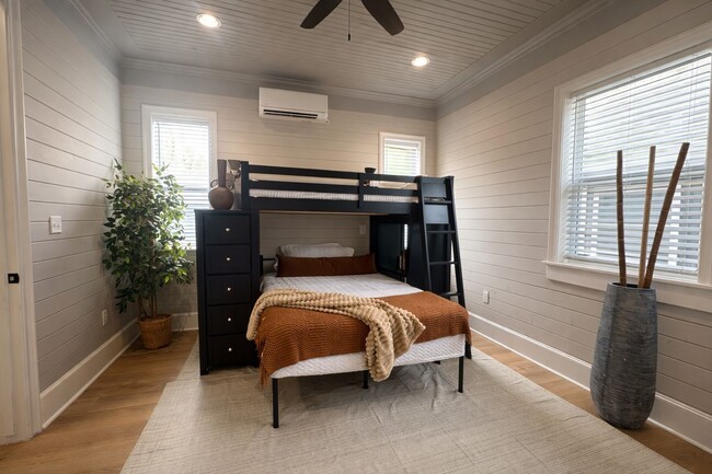 Building Photo - 5036 Golden Forest Dr