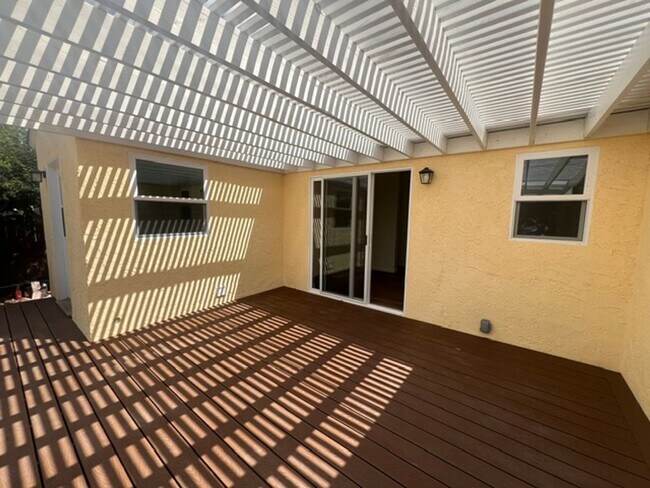 Building Photo - 6557 McLennan Ave