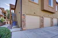 Building Photo - 2 bedroom Townhome w/Garage in Gated Commu...